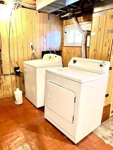 228 31 Avenue Nw, Calgary, AB - Indoor Photo Showing Laundry Room