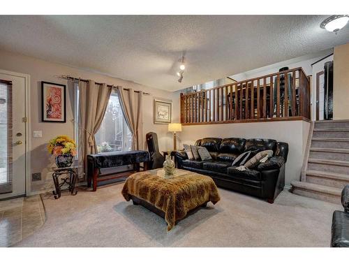 95 Applestone Park Se, Calgary, AB - Indoor Photo Showing Living Room