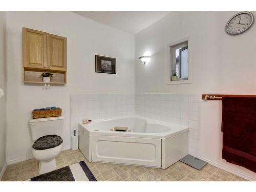 95 Applestone Park Se, Calgary, AB - Indoor Photo Showing Bathroom