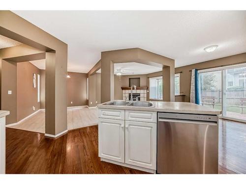 9 Spring Crescent Sw, Calgary, AB - Indoor Photo Showing Kitchen