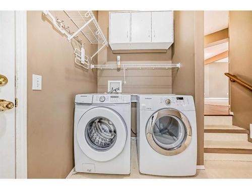 9 Spring Crescent Sw, Calgary, AB - Indoor Photo Showing Bathroom