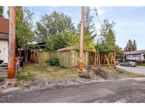 8 Dalzell Place Nw, Calgary, AB - Indoor Photo Showing Other Room