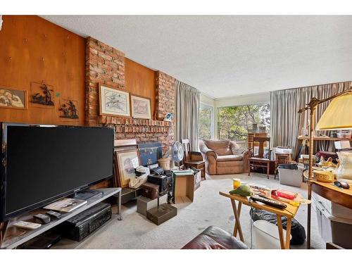 8 Dalzell Place Nw, Calgary, AB - Indoor Photo Showing Living Room