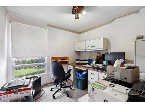 8 Dalzell Place Nw, Calgary, AB - Indoor Photo Showing Kitchen With Double Sink