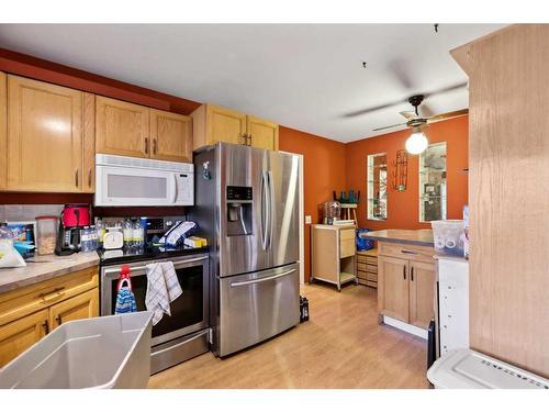 8 Dalzell Place Nw, Calgary, AB - Indoor Photo Showing Kitchen