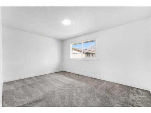 5518 Rundlehorn Drive Ne, Calgary, AB - Indoor Photo Showing Other Room