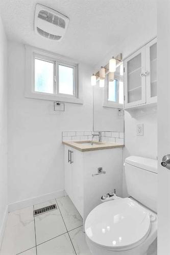 5518 Rundlehorn Drive Ne, Calgary, AB - Indoor Photo Showing Bathroom