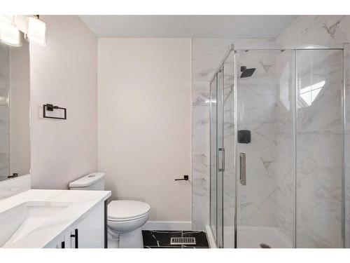 135 Mt Apex Crescent Se, Calgary, AB - Indoor Photo Showing Bathroom