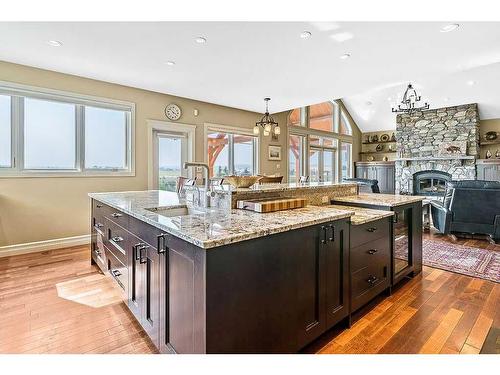 96035 408 Avenue West, Rural Foothills County, AB - Indoor Photo Showing Kitchen With Upgraded Kitchen