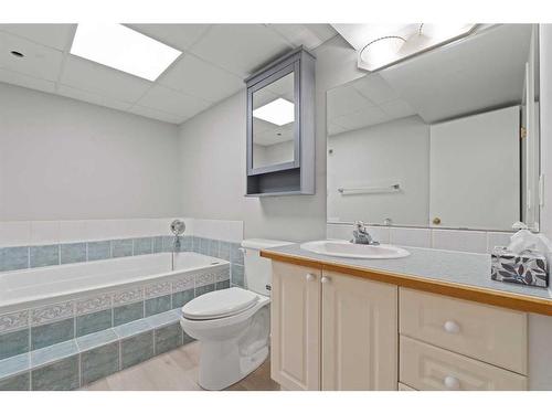 315 Woodridge Place Sw, Calgary, AB - Indoor Photo Showing Bathroom