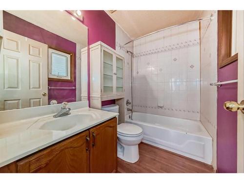 68 Millbank Crescent Sw, Calgary, AB - Indoor Photo Showing Bathroom