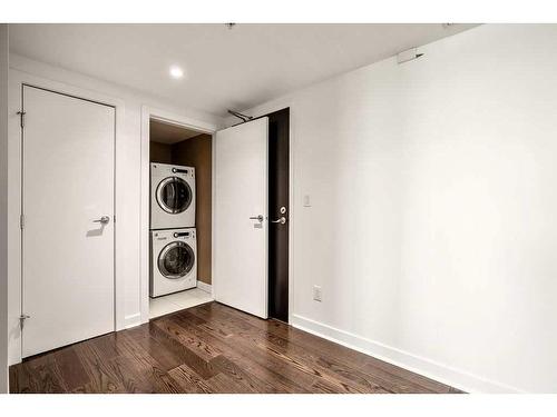 703-888 4 Avenue Sw, Calgary, AB - Indoor Photo Showing Laundry Room