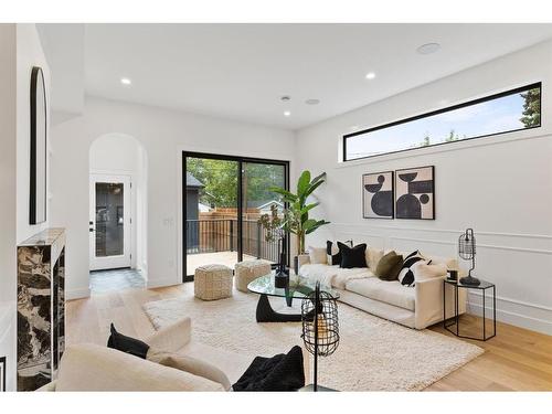 1922 8 Avenue Se, Calgary, AB - Indoor Photo Showing Living Room