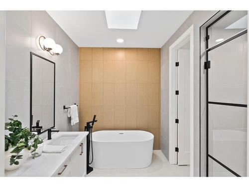 1922 8 Avenue Se, Calgary, AB - Indoor Photo Showing Bathroom