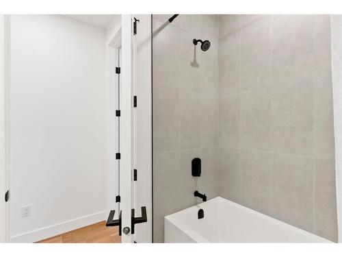 1922 8 Avenue Se, Calgary, AB - Indoor Photo Showing Bathroom