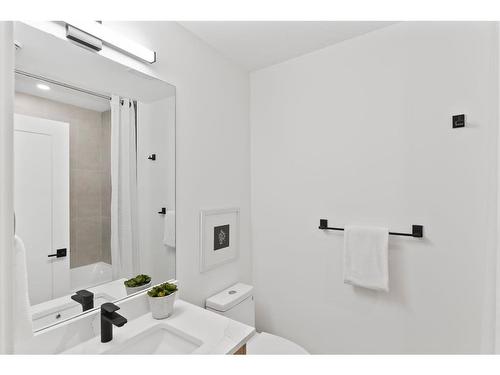 1922 8 Avenue Se, Calgary, AB - Indoor Photo Showing Bathroom