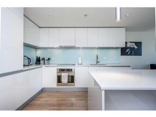 1108-1122 3 Street Se, Calgary, AB - Indoor Photo Showing Kitchen