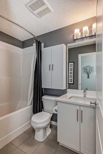 104-30 Mahogany Mews Se, Calgary, AB - Indoor Photo Showing Bathroom