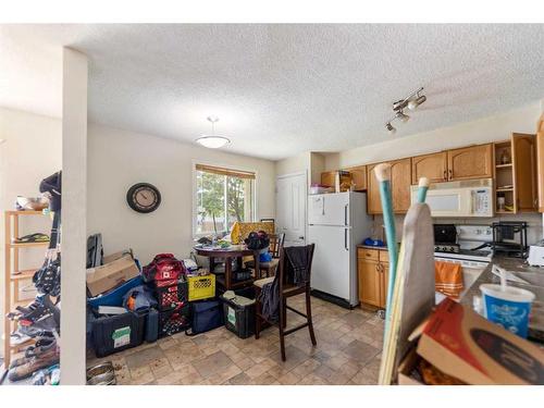 122-1555 Falconridge Drive Ne, Calgary, AB - Indoor Photo Showing Kitchen