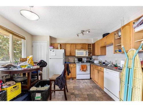 122-1555 Falconridge Drive Ne, Calgary, AB - Indoor Photo Showing Kitchen