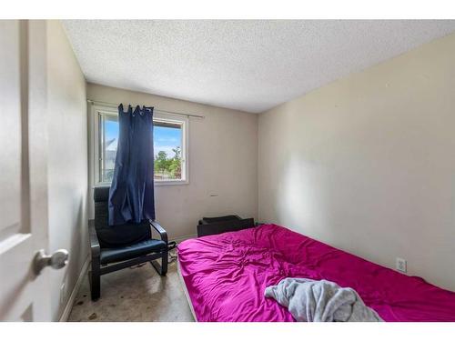 122-1555 Falconridge Drive Ne, Calgary, AB - Indoor Photo Showing Bedroom