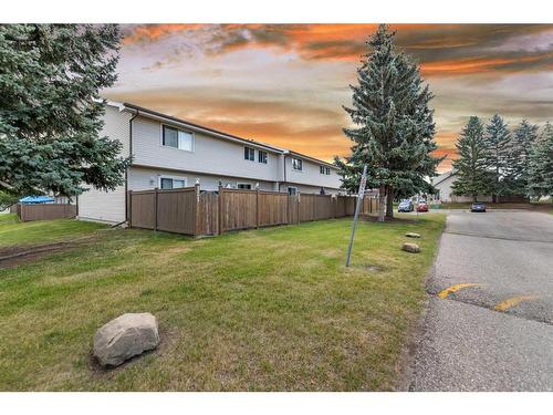 122-1555 Falconridge Drive Ne, Calgary, AB - Outdoor