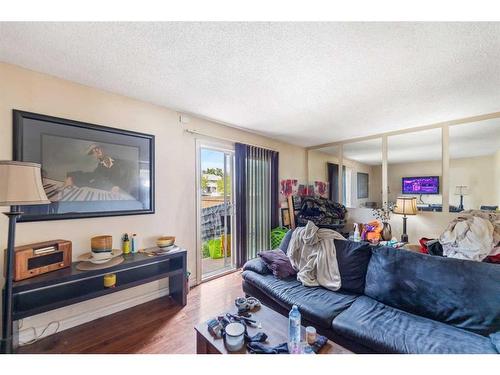 122-1555 Falconridge Drive Ne, Calgary, AB - Indoor Photo Showing Living Room