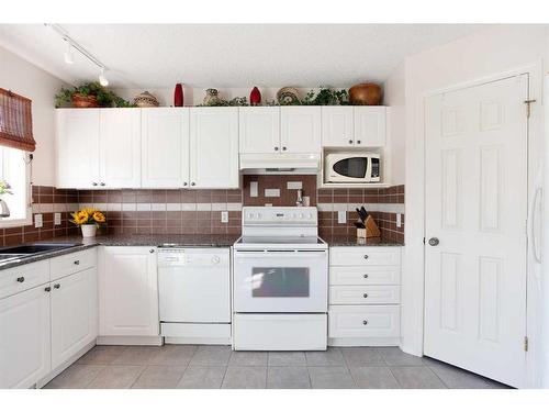 239 Citadel Meadow Bay Nw, Calgary, AB - Indoor Photo Showing Kitchen