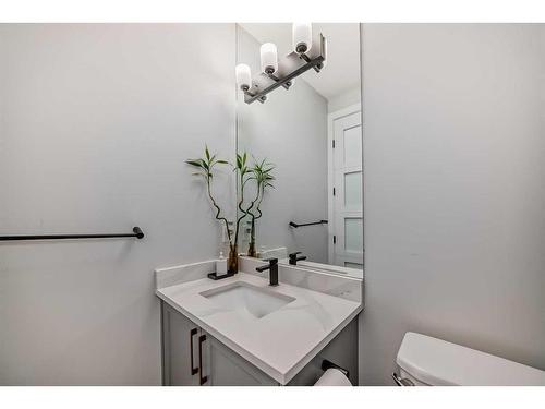 32 Saddlecrest Link Ne, Calgary, AB - Indoor Photo Showing Bathroom