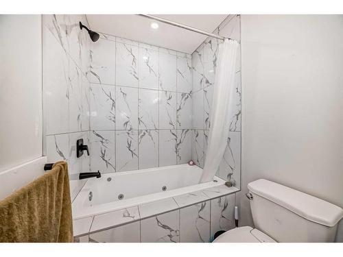 32 Saddlecrest Link Ne, Calgary, AB - Indoor Photo Showing Bathroom