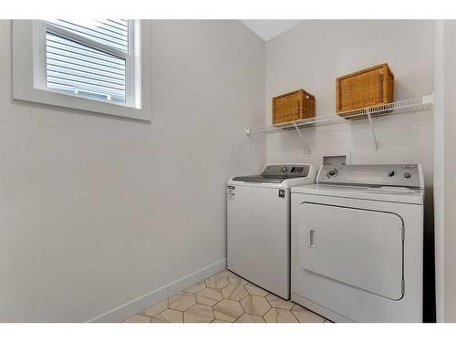 198 Bayview Circle, Airdrie, AB - Indoor Photo Showing Laundry Room