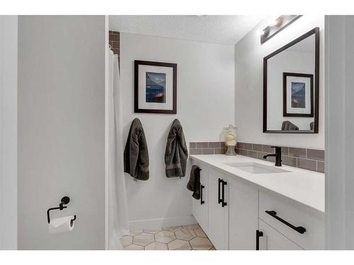 198 Bayview Circle, Airdrie, AB - Indoor Photo Showing Bathroom