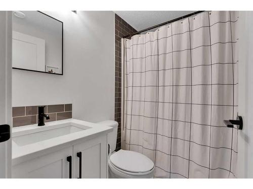 198 Bayview Circle, Airdrie, AB - Indoor Photo Showing Bathroom