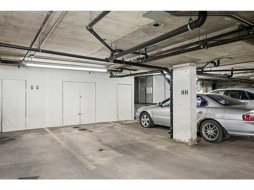 32-605 15 Avenue Sw, Calgary, AB - Indoor Photo Showing Garage