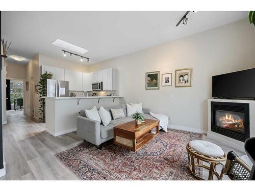 32-605 15 Avenue Sw, Calgary, AB - Indoor Photo Showing Living Room With Fireplace