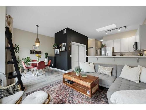 32-605 15 Avenue Sw, Calgary, AB - Indoor Photo Showing Living Room