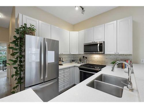 32-605 15 Avenue Sw, Calgary, AB - Indoor Photo Showing Kitchen With Double Sink With Upgraded Kitchen