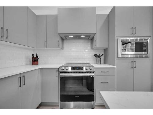 704 South Point Heath Sw, Airdrie, AB - Indoor Photo Showing Kitchen With Upgraded Kitchen