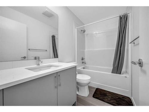 704 South Point Heath Sw, Airdrie, AB - Indoor Photo Showing Bathroom