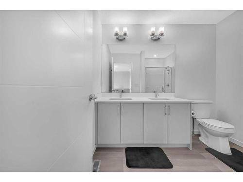 704 South Point Heath Sw, Airdrie, AB - Indoor Photo Showing Bathroom