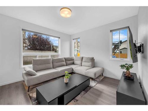 704 South Point Heath Sw, Airdrie, AB - Indoor Photo Showing Living Room