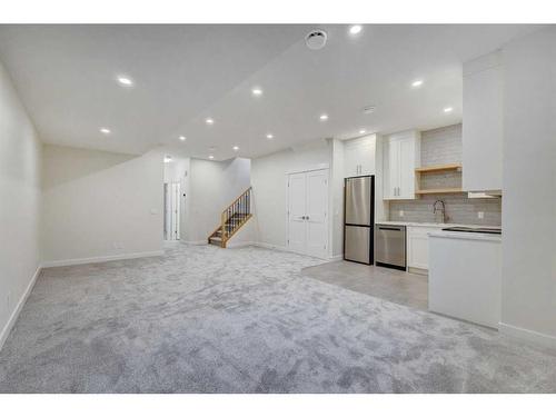 2827 Cocrane Road Nw, Calgary, AB - Indoor Photo Showing Kitchen