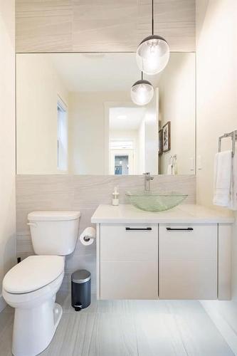 2433 30 Street Sw, Calgary, AB - Indoor Photo Showing Bathroom