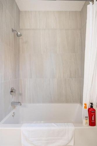 2433 30 Street Sw, Calgary, AB - Indoor Photo Showing Bathroom