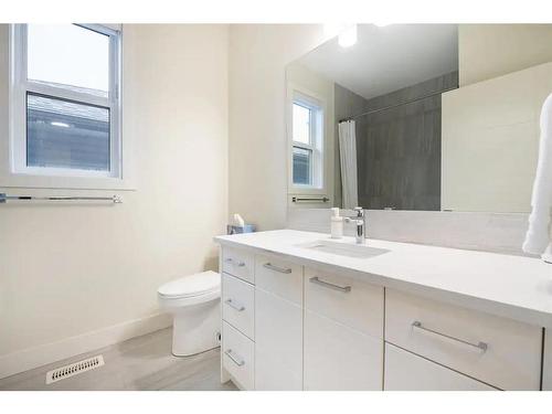 2433 30 Street Sw, Calgary, AB - Indoor Photo Showing Bathroom