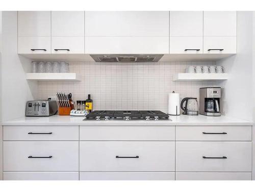 2433 30 Street Sw, Calgary, AB - Indoor Photo Showing Kitchen