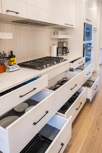 2433 30 Street Sw, Calgary, AB - Indoor Photo Showing Kitchen