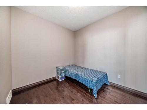 118 Bayview Street Sw, Airdrie, AB - Indoor Photo Showing Bedroom