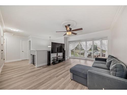 40 Dover Ridge Place Se, Calgary, AB - Indoor Photo Showing Living Room