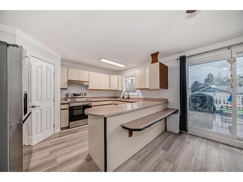 40 Dover Ridge Place Se, Calgary, AB - Indoor Photo Showing Kitchen